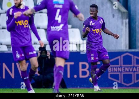 ANTWERPEN, BELGIEN - JANUAR 10: Ismaila Coulibaly von Beerschot v.a. feiert das Tor mit Team (1:0) im Pro League Spiel zwischen Beerschot VA Stockfoto