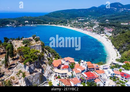 Parga, Griechenland. Luftaufnahme der Stadt und Valtos Strand. Stockfoto
