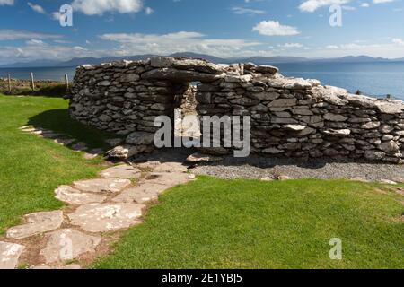 Antike Ruinen des Dunbeg-Forts an den Küstenklippen auf der Halbinsel Dingle am Wild Atlantic Way in Kerry in Irland Stockfoto