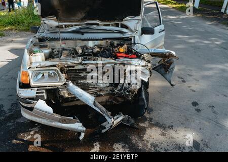 Der LKW kollidierte mit einem Pkw. Autounfall. Stockfoto