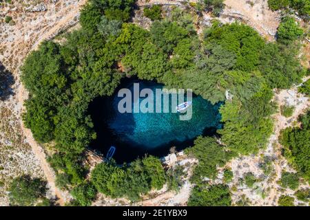 Kefalonia, Griechenland. Luftaufnahme der Melissani Höhle, Sami Dorf. Stockfoto