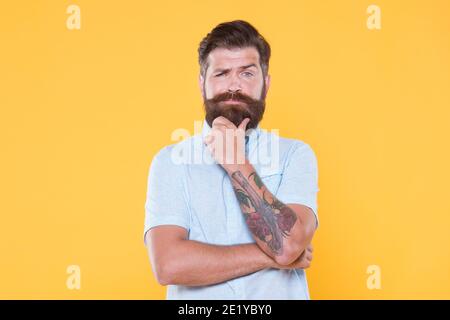 Nur fabelhafte Haare. Zuversichtlich und gut aussehende brutalen Mann. Charismatischen Kerl suchen ernst. Männlichen Friseur Mode. Haar-und Bartpflege. Bärtige Koch in weißem Hemd. Brutal kaukasischen Hipster mit Schnurrbart. Stockfoto