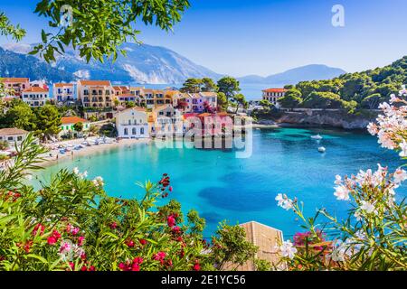 Kefalonia, Griechenland. Buntes Dorf Assos in Kefalonia. Stockfoto