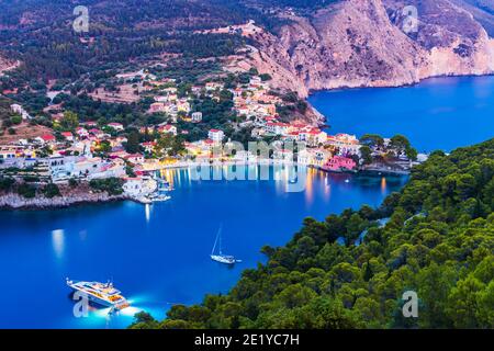 Kefalonia, Griechenland. Farbenprächtiges Dorf Assos von der Burg Assos aus gesehen. Stockfoto