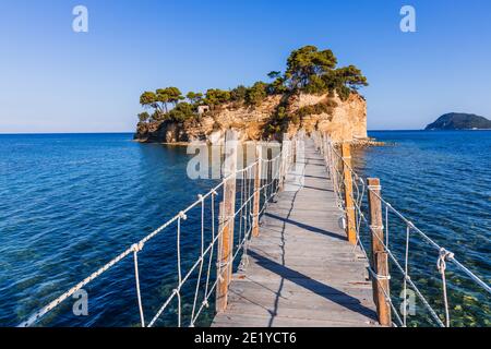 Zakynthos, Griechenland. Holzbrücke über das Meer, die zur Insel Cameo führt. Stockfoto