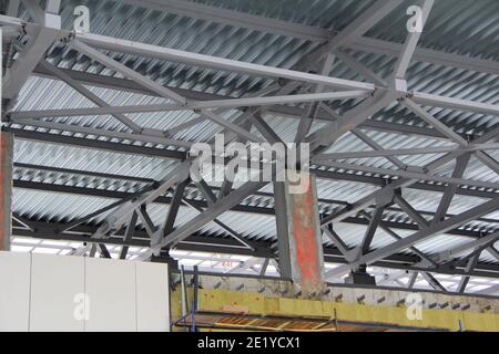 Eine alte Stahl-Metall-Farm. Struktur aus Metall-Struktur der Frame-Typ Industriegebäude. Leichte Metallrahmenkonstruktion. Hochwertige Fotos Stockfoto