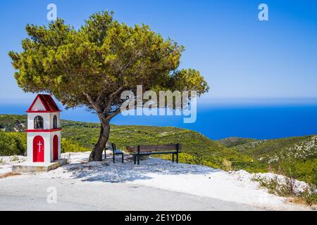 Zakynthos, Griechenland. Aussichtspunkt mit Bank und Baum. Stockfoto