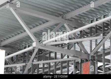 Eine alte Stahl-Metall-Farm. Struktur aus Metall-Struktur der Frame-Typ Industriegebäude. Leichte Metallrahmenkonstruktion. Hochwertige Fotos Stockfoto