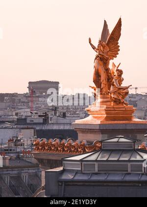 Foto von den Dächern von Paris. Poesiestatue des Garnier-Palastes im Vordergrund und Triumphbogen im Hintergrund. Stockfoto