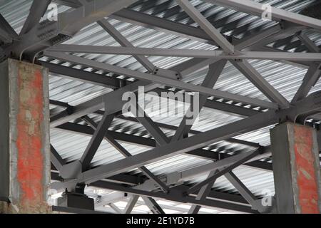 Eine alte Stahl-Metall-Farm. Struktur aus Metall-Struktur der Frame-Typ Industriegebäude. Leichte Metallrahmenkonstruktion. Hochwertige Fotos Stockfoto