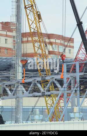Eine alte Stahl-Metall-Farm. Struktur aus Metall-Struktur der Frame-Typ Industriegebäude. Leichte Metallrahmenkonstruktion. Hochwertige Fotos Stockfoto