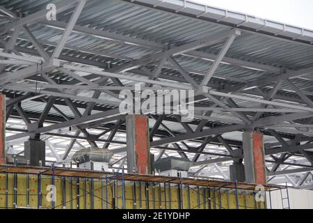 Eine alte Stahl-Metall-Farm. Struktur aus Metall-Struktur der Frame-Typ Industriegebäude. Leichte Metallrahmenkonstruktion. Hochwertige Fotos Stockfoto