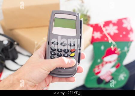 Bezahlt mit POS und Kreditkarte, POS Terminal, Weihnachtsdekor Stockfoto