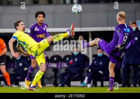 ANTWERPEN, BELGIEN - 10. JANUAR: Sven Kums von KAA Gent, Rapha Holzhauser von Beerkot v.a. beim Pro League Spiel zwischen Beerkot VA und KAA Gent am 10. Januar 2021 in der Sporthal Kiel in Antwerpen, Belgien (Foto: Jeroen Meuwsen/BSR AgencyOrange BilderAlamy Live News) Stockfoto