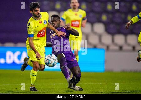 ANTWERPEN, BELGIEN - 10. JANUAR: Milad Mohammadi von KAA Gent, Ismaila Coulibaly von Beerkot v.a. während des Pro League-Spiels von Beerkot VA und KAA Gent am 10. Januar 2021 in der Sporthal Kiel in Antwerpen, Belgien (Foto: Jeroen Meuwsen/BSR AgencyOrange Picturesy Live News) Stockfoto