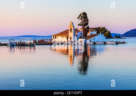 Korfu, Griechenland. Malerisches Kloster Vlacherna bei Sonnenaufgang. Stockfoto