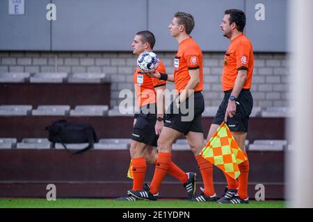 ANTWERPEN, BELGIEN - JANUAR 10: Assistenzreferent Thibaud Nijssen, Schiedsrichter Lawrence Visser, Assistenzreferent Tom Vanpoucke während der Pro League Matte Stockfoto