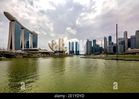Blick auf die Skyline von Singapur und das Marina Bay Sands Hotel. Singapur. Stockfoto