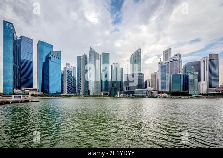 Blick auf die Skyline von Singapur von der Marina Bay. Singapur. Stockfoto