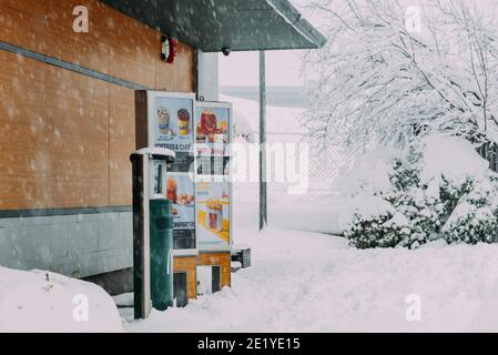 Verschneite Durchfahrt in einem McDonald's Restaurant in Las Tablas, Madrid, Spanien nach dem Winterschneesturm Filomena Stockfoto