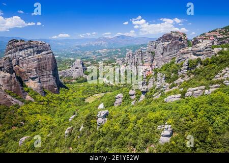 Meteora, Griechenland. Sandsteinfelsen, die Klöster Rousanou, Nikolaos und Grand Meteora. Stockfoto