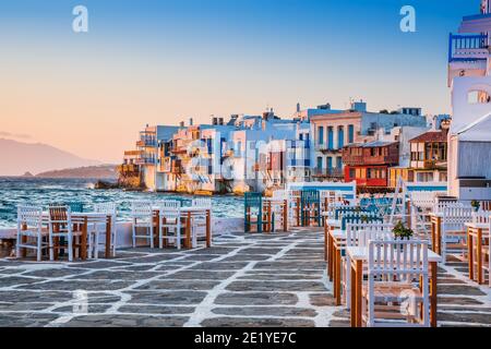 Mykonos, Griechenland. Waterfront in Little Venice, Mykonos bei Sonnenuntergang. Stockfoto