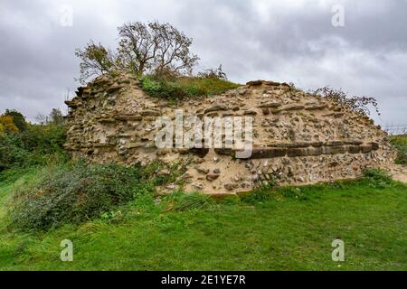 Die Überreste des Nordtores und die Mauern der römischen Stadt Silchester (Calleva Atrebatum), Wiltshire, Großbritannien. Stockfoto