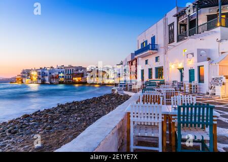 Mykonos, Griechenland. Waterfront in Little Venice, Mykonos bei Sonnenaufgang. Stockfoto