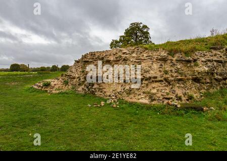 Die Überreste des Nordtores und die Mauern der römischen Stadt Silchester (Calleva Atrebatum), Wiltshire, Großbritannien. Stockfoto