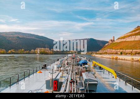Binnenvaart, Übersetzung Binnenschifffahrt auf dem rhein in Deutschland bei Sonnenuntergang, Tankschiff rhein Fluss Öl- und Gastransport Deutschland bei Koblenz Stockfoto