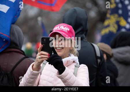 5. Januar 2021: Tausende von Trumps Anhängern protestieren heute am Washington Monument zur Unterstützung von Präsident Donald Trump bei einer Kundgebung "Rettet Amerika-Marsch", am 06. Januar 2021 in Washington DC, USA. Kredit: Eman Mohammed/ZUMA Wire/Alamy Live Nachrichten Stockfoto