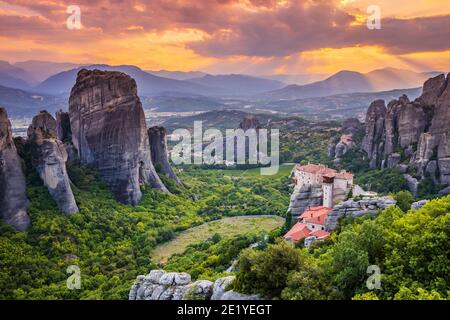 Meteora, Griechenland. Sandsteinfelsen, die Klöster Rousanou und Nikolaos bei Sonnenuntergang. Stockfoto