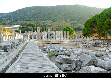 Ephesus Antike Stadt und Marmorstrukturen in Izmir, Türkei - Oktober 2020. Stockfoto