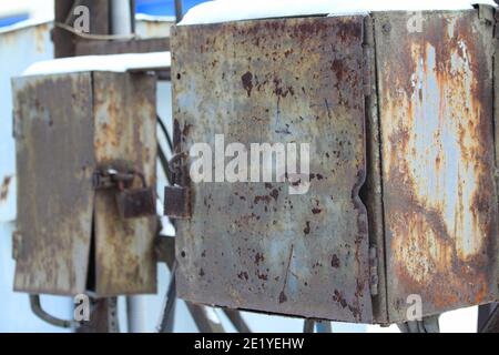 Alte Straße Metall rostig verriegelte Box für Drähte, Ausrüstung, Werkzeuge, industriellen Hintergrund. Stock Foto mit leerem Platz für Text und Design. Stockfoto