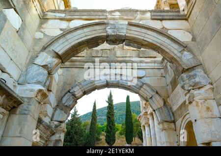 Eingang Bibliothek von Celsus in Ephesus Antike Stadt Izmir, Türkei - Oktober, 2020: Celsus Bibliothek ist einer der berühmtesten Orte. Stockfoto