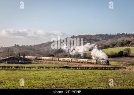 BR 4-6-2 'Merchant Navy' No. 35028 'Clan Line' passiert Abinger Hammer mit einem Belmond British Pullman Ausflug nach London Victoria Stockfoto