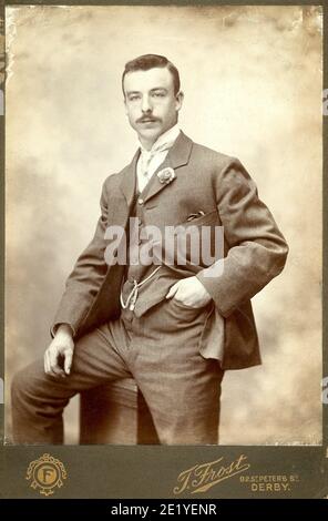 Porträt eines eleganten jungen Mannes, der einen eleganten Anzug mit Knopfloch trägt. Vielleicht ein Hochzeitsfoto. Aus original 1890er Jahre Kabinettkarte von Thomas Frost von Derby (gest. 1949). Stockfoto