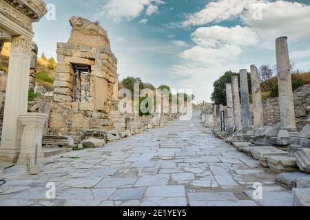 Curetes Straße in Ephesus Antike Stadt an sonnigen Tagen in Izmir, Türkei - Oktober 2020: Alte und historische Straße aus der römerzeit. Stockfoto