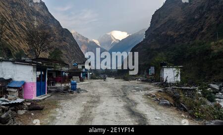 Blick auf Nilgiri Berggipfel von Tatopani Dorf in der früh Morgen Stockfoto