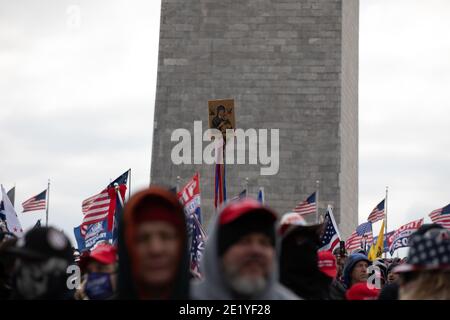 6. Januar 2021: Tausende von Trumps Anhängern protestieren heute am Washington Monument zur Unterstützung von Präsident Donald Trump bei einer Kundgebung "Rettet Amerika-Marsch", am 06. Januar 2021 in Washington DC, USA. Kredit: Eman Mohammed/ZUMA Wire/Alamy Live Nachrichten Stockfoto