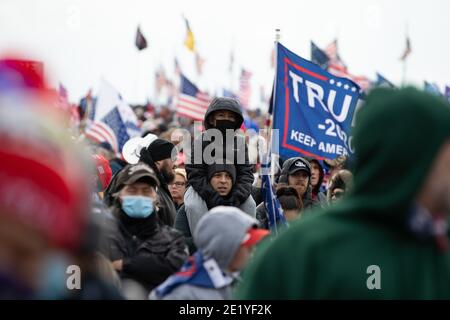 6. Januar 2021: Tausende von Trumps Anhängern protestieren heute am Washington Monument zur Unterstützung von Präsident Donald Trump bei einer Kundgebung "Rettet Amerika-Marsch", am 06. Januar 2021 in Washington DC, USA. Kredit: Eman Mohammed/ZUMA Wire/Alamy Live Nachrichten Stockfoto