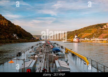 Binnenvaart, Übersetzung Binnenschifffahrt auf dem rhein in Deutschland bei Sonnenuntergang, Tankschiff rhein Fluss Öl- und Gastransport Deutschland bei Koblenz Stockfoto