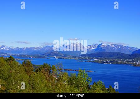 Fjord und Berge. Blick vom Mt. Aksla in Ålesund, Norwegen. Stockfoto