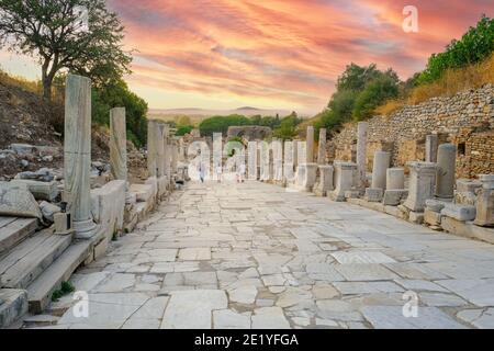 Curetes Straße in Ephesus Antike Stadt bei Sonnenuntergang in Izmir, Türkei - Oktober 2020: Alte und historische Straße aus der römerzeit. Stockfoto