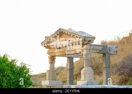 Trajan-Brunnen in Ephesus Antike Stadt bei Sonnenuntergang in Izmir, Türkei - Oktober 2020. Historische Struktur aus der Römerzeit. Stockfoto