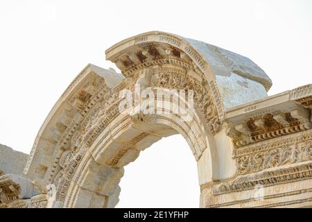 Eingang des Hadriantempels in Ephesus Antike Stadt an sonnigen Tagen in Izmir, Türkei - Oktober 2020. Steinbogen mit Medusa-Figur. Stockfoto