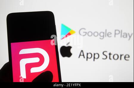 In dieser Abbildung sehen Sie das Parler-Logo auf einem Smartphone mit Google Play und Apple-Logos auf dem PC-Bildschirm im Hintergrund.Google, Apple und Amazon haben die Social-Networking-App Parler ausgesetzt. Parler wurde nicht verfügbar in App Store, Google Play und Amazon Web Services, Berichten zufolge wie gesagt unzureichende Kontrolle über Nutzerbeiträge, die Gewalt gefördert, Berichten zufolge durch die Medien. Stockfoto