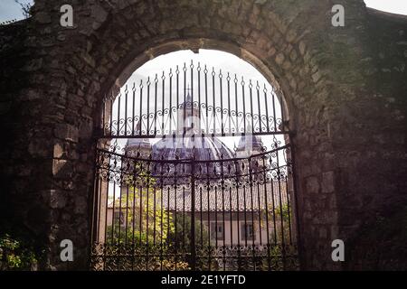 Blick auf die Kuppel der Basilika Santa Margherita Durch ein Tor der Festung der Päpste (Rocca dei Papi) in Montefiascone (Italien) Stockfoto