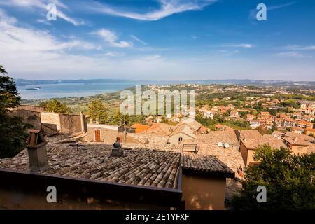 Blick auf den Bolsenasee vom Aussichtspunkt Montefiascone (Italien) Stockfoto