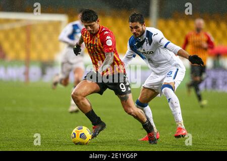 Beneventos italienischer Stürmer Gianluca Lapadula kontrolliert den Ball während der Serie A Fußballspiel Benevento gegen Atalanta BC Stockfoto